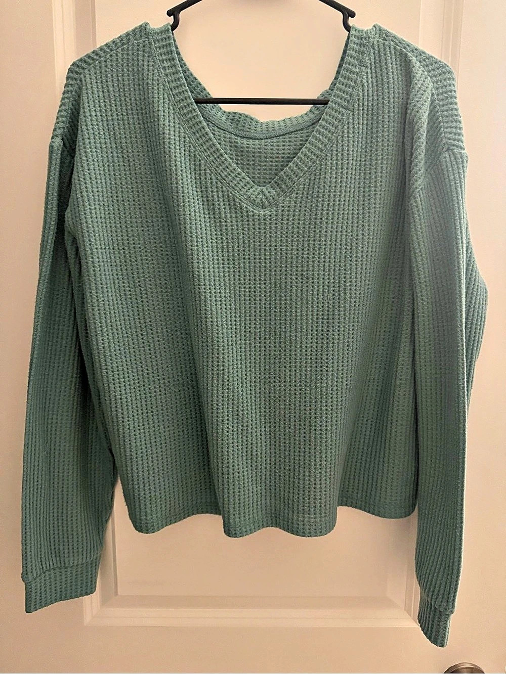 Aeropostale V-Neck Knit Sweater in Green Size Medium